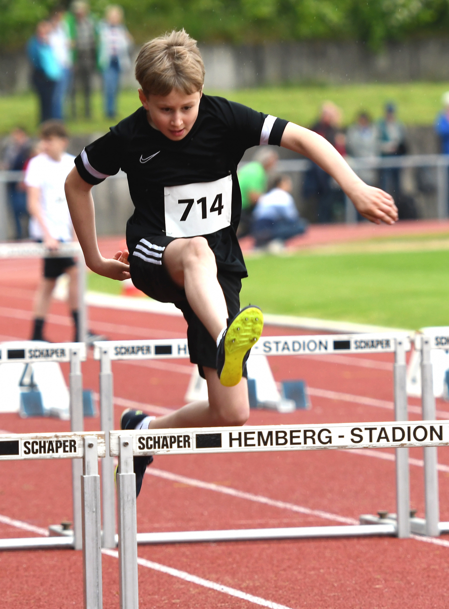 M12-Sportler Malte Langenscheidt beim 60 Meter-Hürdensprint. Foto: Bottin