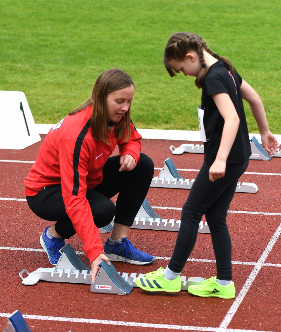 LAZ-Trainerin Annika Straub hilft der jungen Mona Nienhaus beim Einstellen des Startblocks. Foto: Bottin