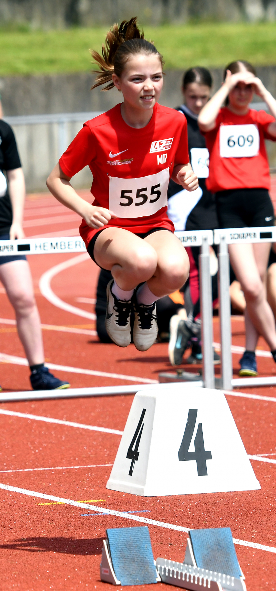 Spezielle Vorbereitung auf den 75-Meter-Start: W12-Sportlerin Marie Rustemeyer. Foto: Bottin