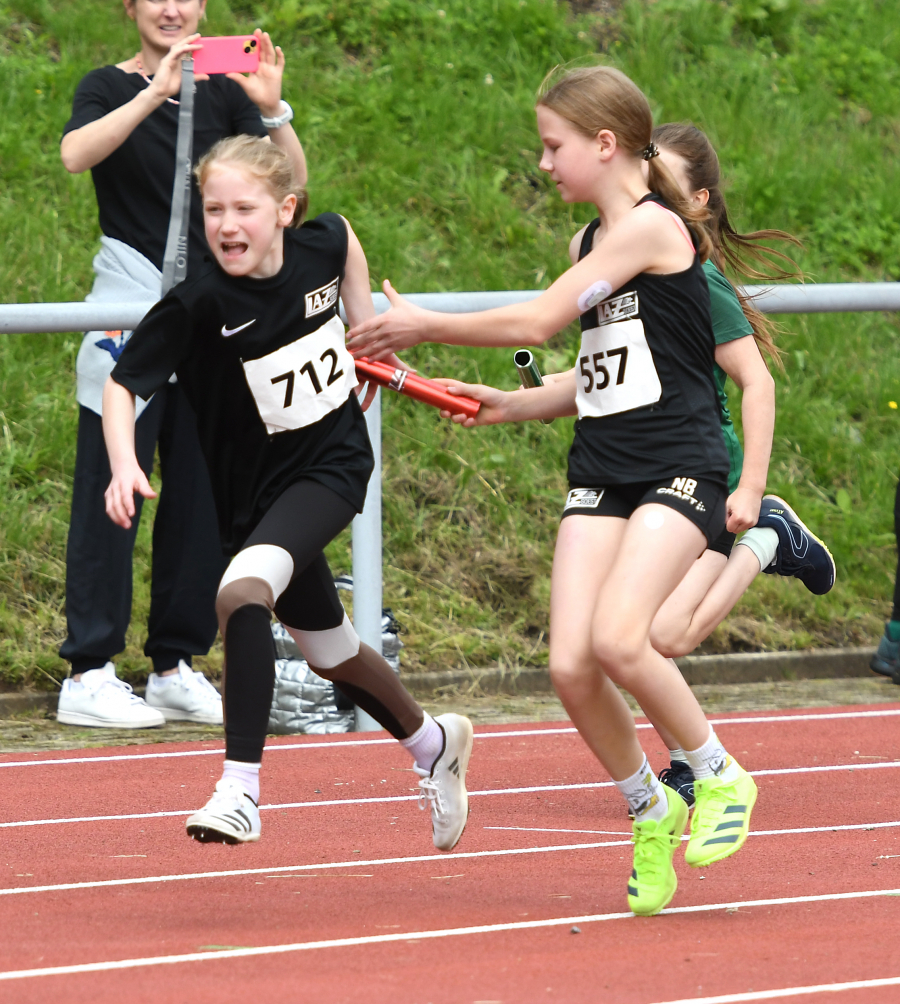 Stabwechsel zwischen Noelle Biegel (rechts) und ihrer Schwester Charlotte Biegel in der 4 x 50-Meter-Staffel. Das Soester U12-Quartett, zu dem auch noch                             Sophie Bornemann und Mona Nienhaus gehörten, liefen über 4 x 50 Meter in 33,14 Sekunden auf Platz vier. Foto: Bottin