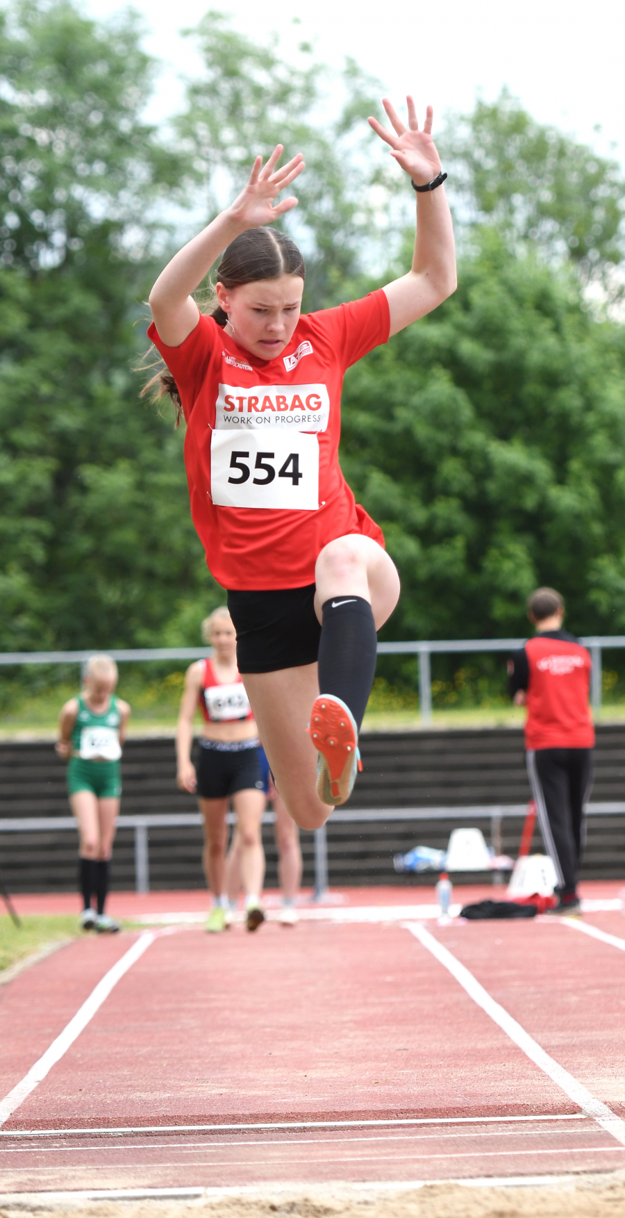 Marlene Soer (W13) beim Weitsprung.